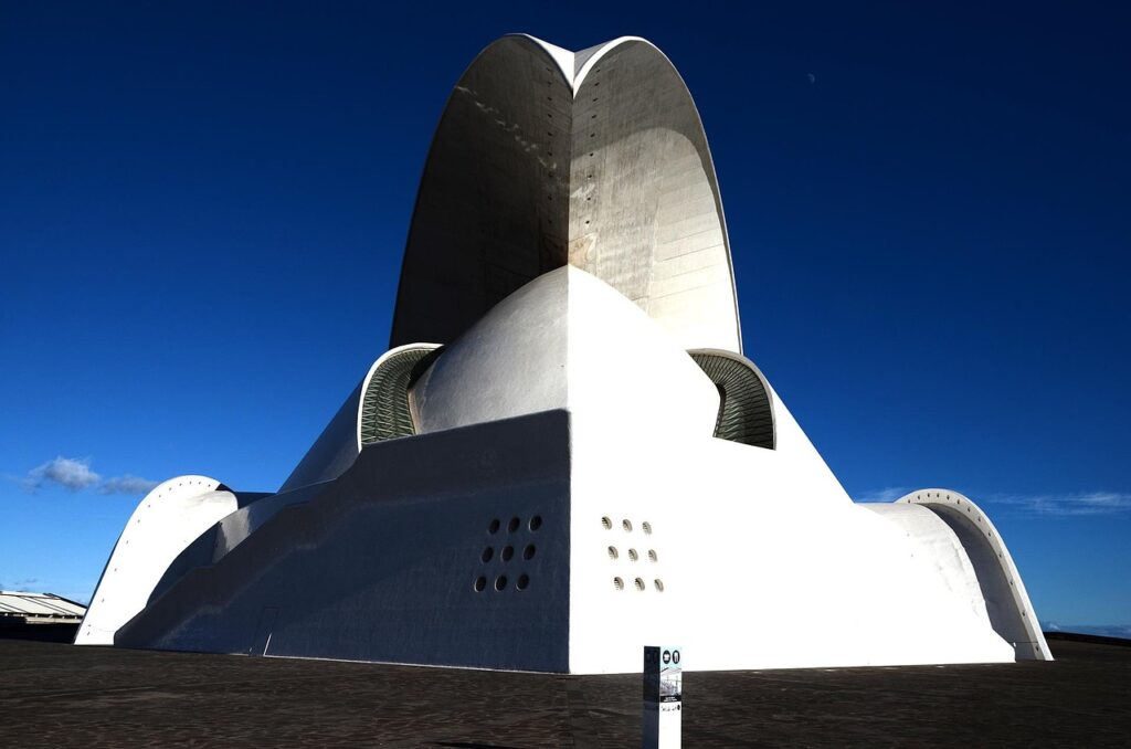 Auditorio de Tenerife bij schemering, moderne architectuur