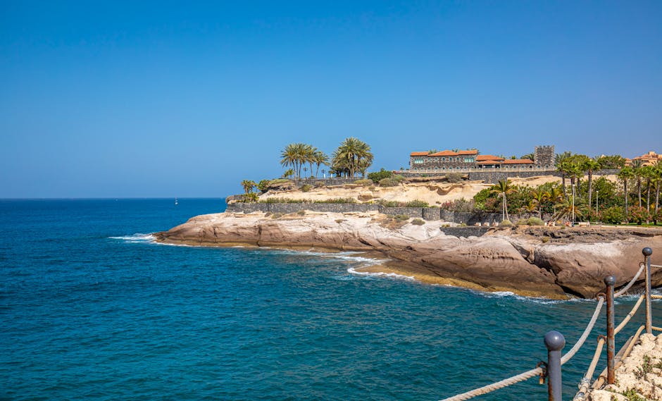Strand en luxe resorts in Costa Adeje, palmbomen en kust