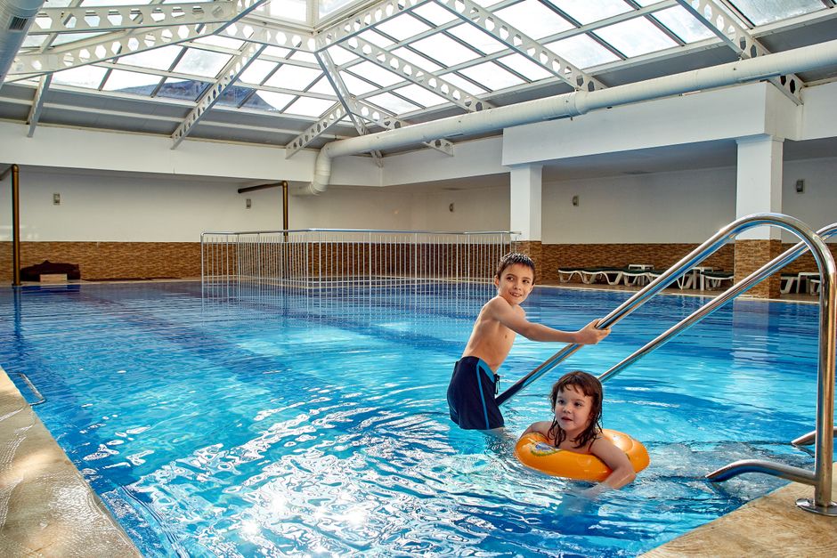 Rodzina bawiąca się przy basenie w Iberostar Anthelia, dzieci się bawią