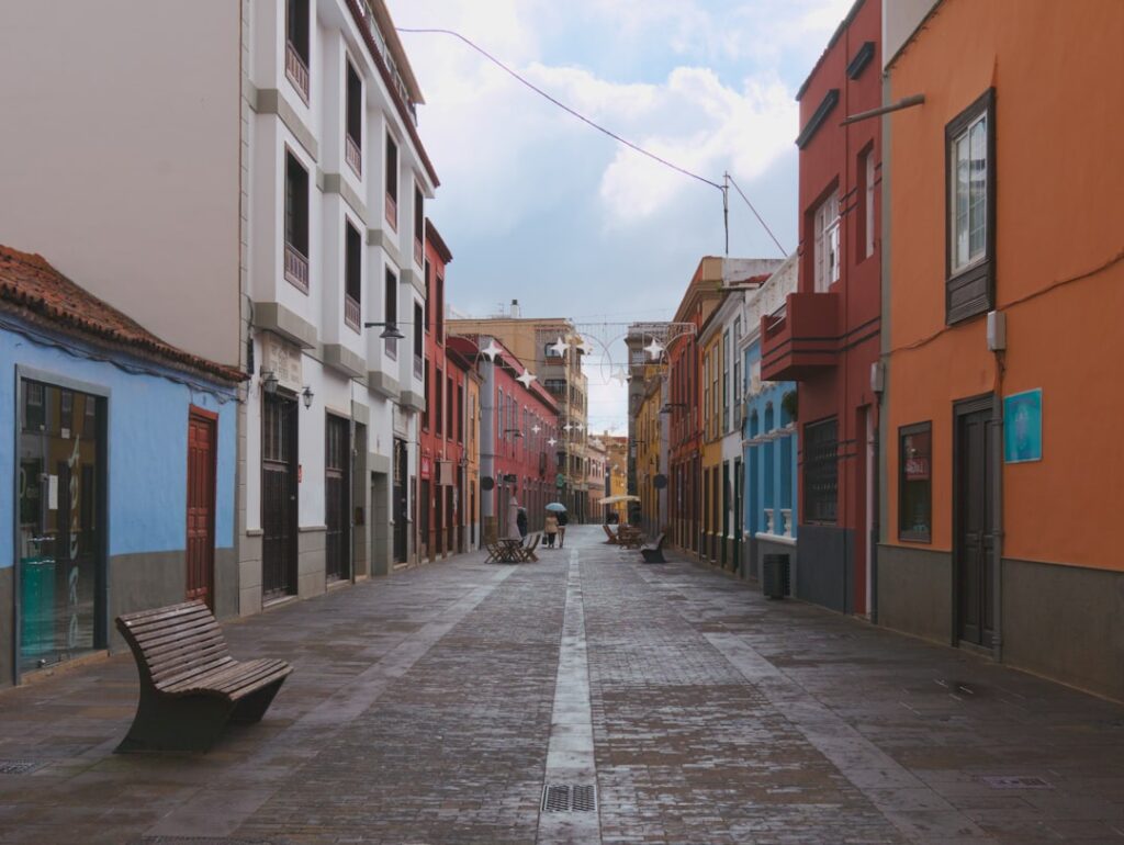 Historische straat in La Laguna met koloniale gebouwen