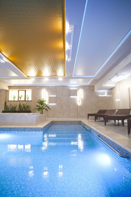 Luksusowe spa hotelowe z krytym basenem nocą