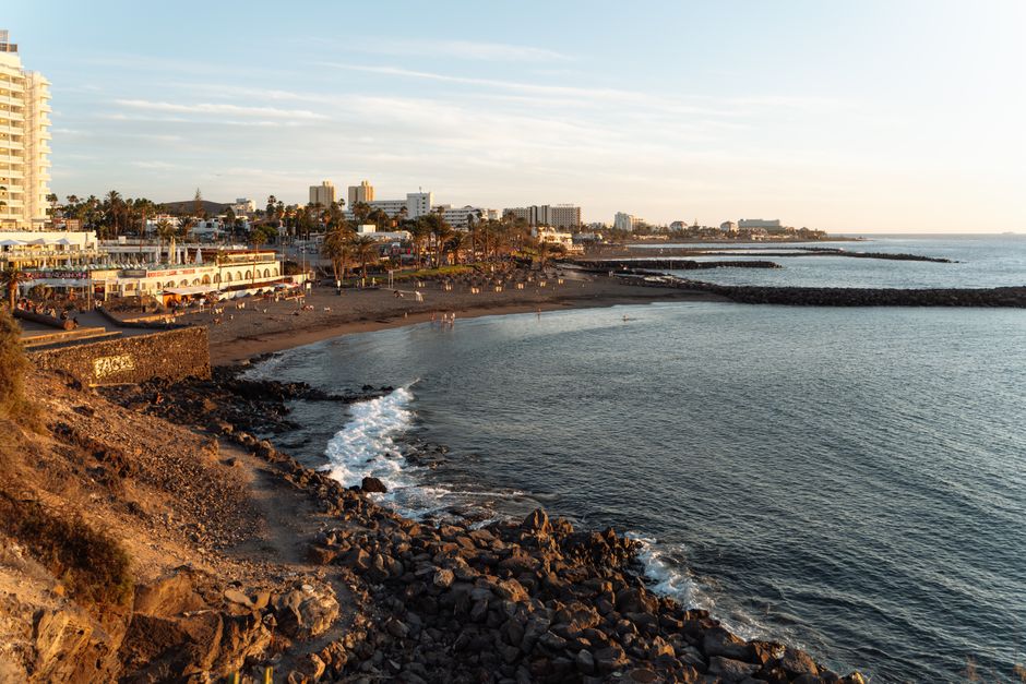 Zonsondergang bij Playa de las Américas, promenade en kustzicht