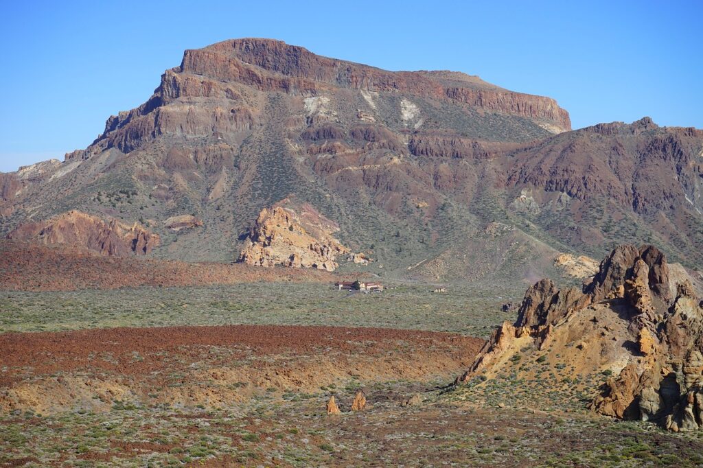 Park Narodowy Teide o zachodzie słońca z widokiem na Parador de Las Cañadas del Teide