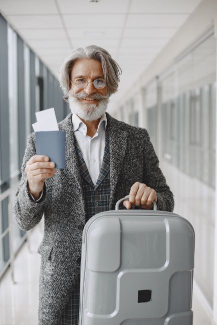 Inpak- en reischecklist met paspoort, instapkaart en bagage