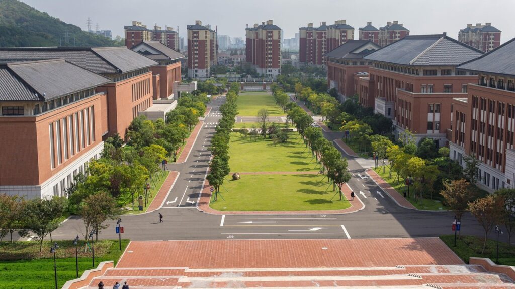 Campus van de Universidad de La Laguna, student loopt over het centrale plein