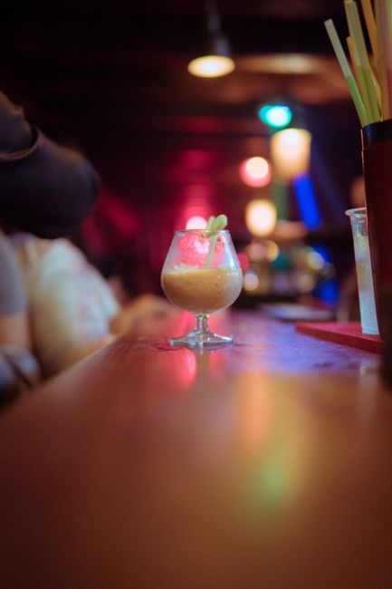 Cocktailglas auf einer Bar bei Nacht