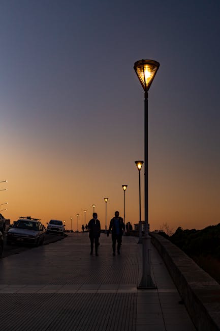 Paar spaziert an der Uferpromenade bei Nacht