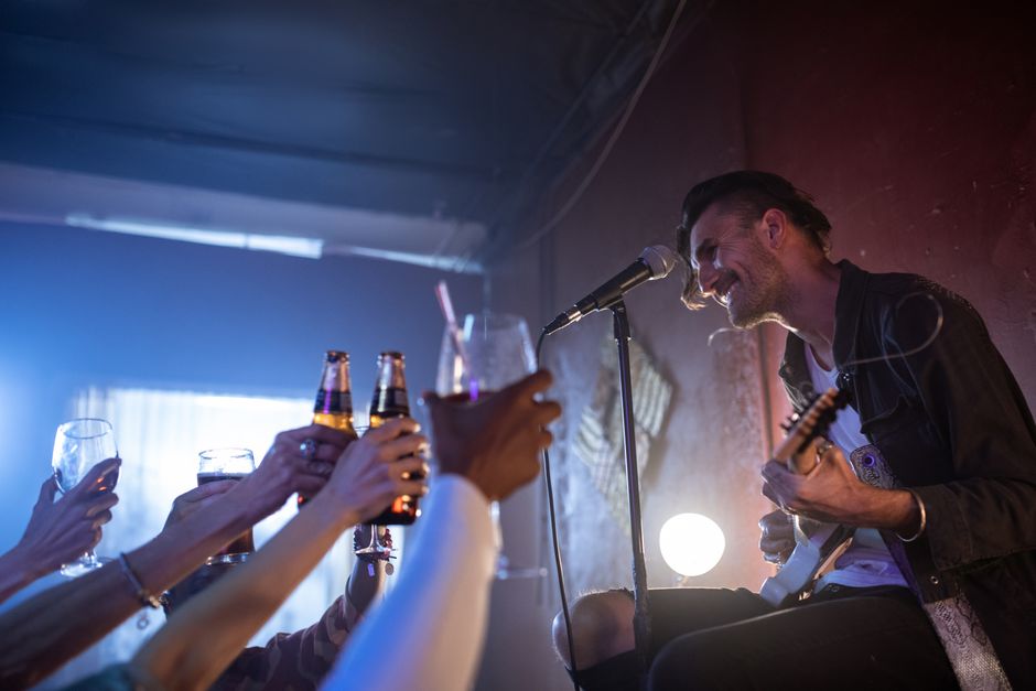 Barbereich im Hard Rock Hotel Tenerife mit Live-Musik