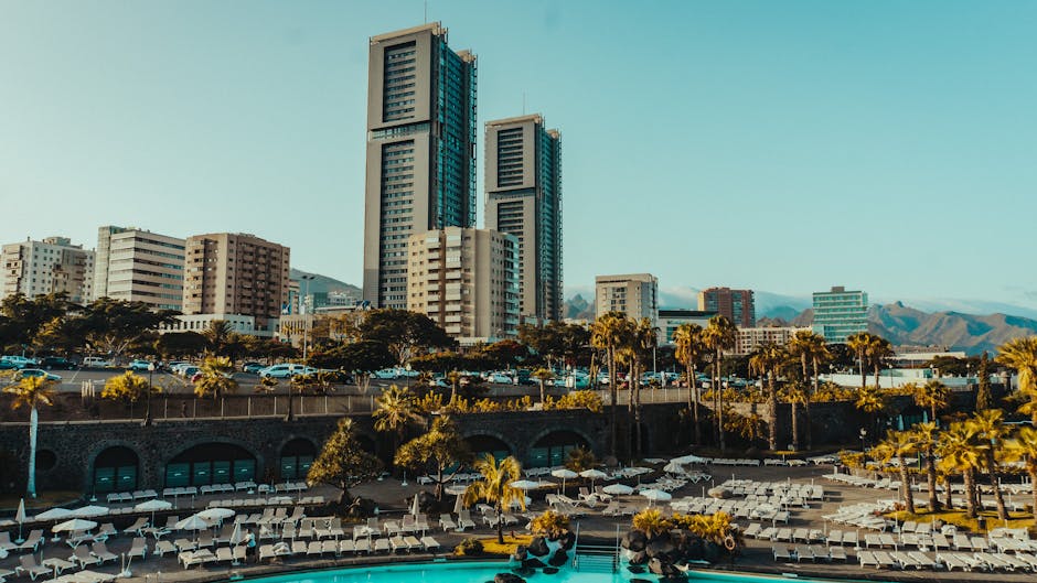Paesaggio costiero di Tenerife con montagne e mare