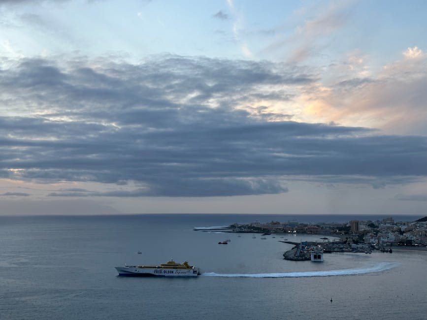 Porto di Los Cristianos al tramonto con traghetti