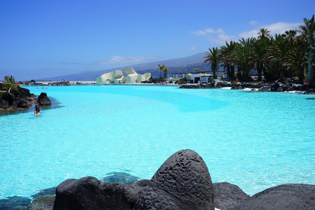Piscine e lungomare a Puerto de la Cruz all'alba
