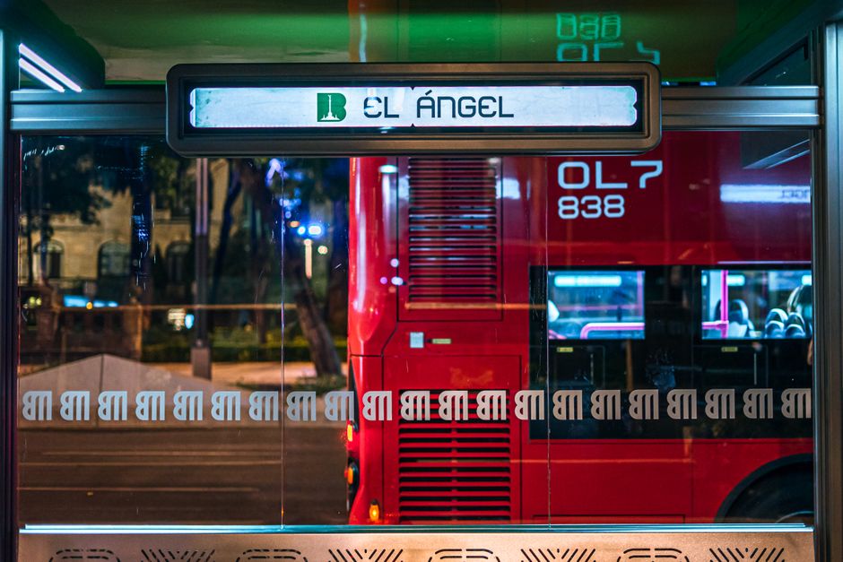 TITSA-Bus an einer Haltestelle bei Nacht