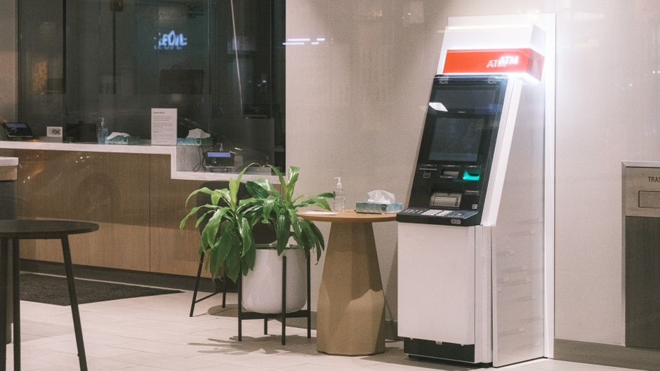 Innenraum einer Bankfiliale mit Geldautomaten in Las Palmas