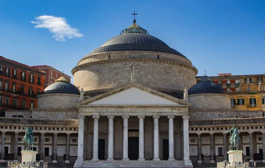 Kuppel und Säulen der Kirche San Francesco di Paola in Neapel.