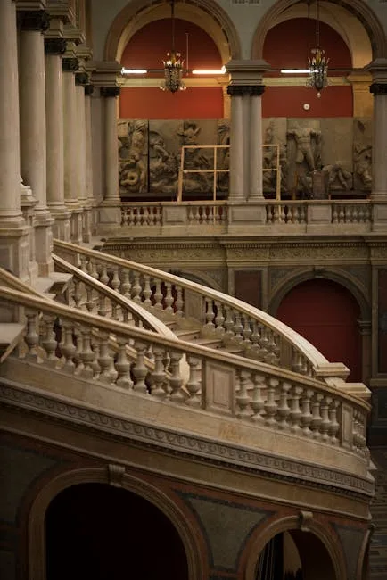 Prächtige Marmortreppe im Archäologischen Museum von Neapel mit Reliefs.