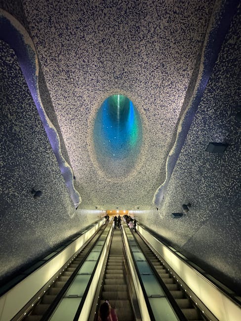 Lange Rolltreppen in einer künstlerisch gestalteten Metrostation Neapels.