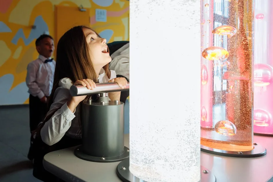 Kinder staunen an interaktivem Exponat mit Blasenlichtern, Wissenschaftszentrum Neapel