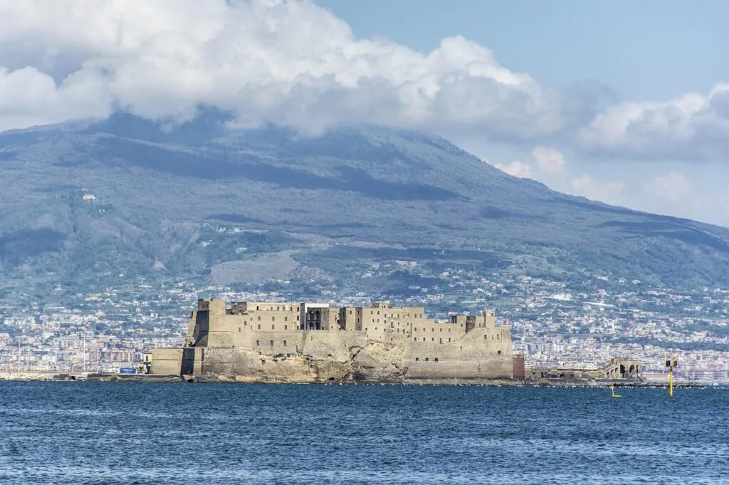 Castel dell'Ovo vor der Küste von Neapel, Vesuv im Hintergrund.
