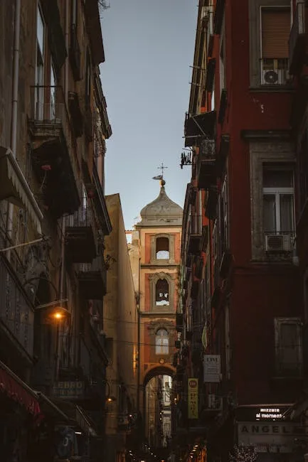 Enge Gasse in Neapel, im Hintergrund ein alter Glockenturm.
