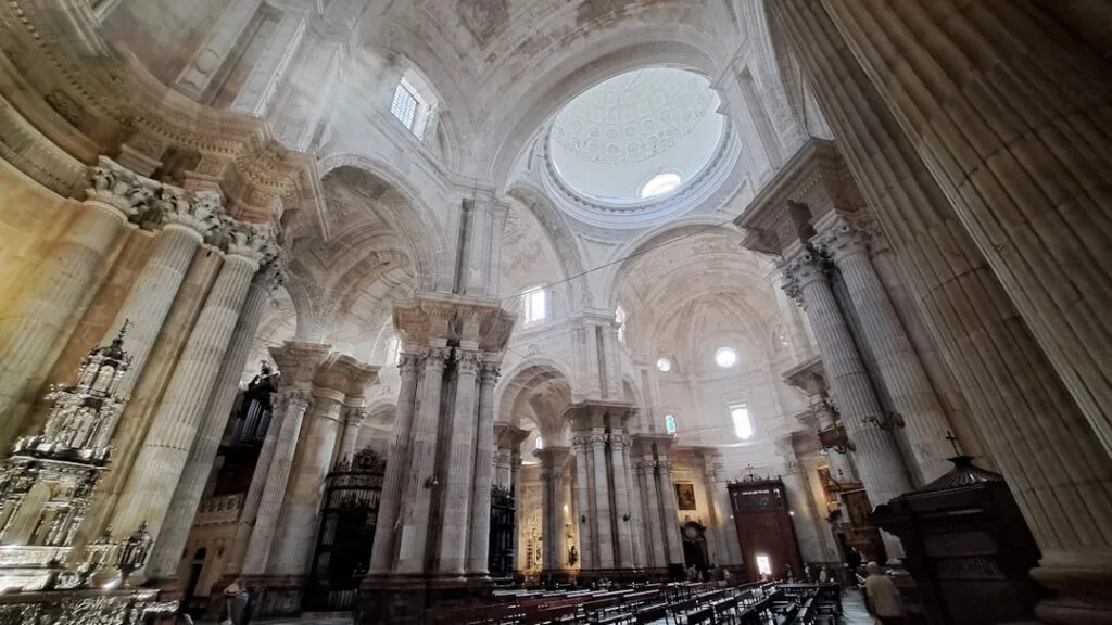 Heller Innenraum mit hohen Säulen in einer Basilika am Comer See