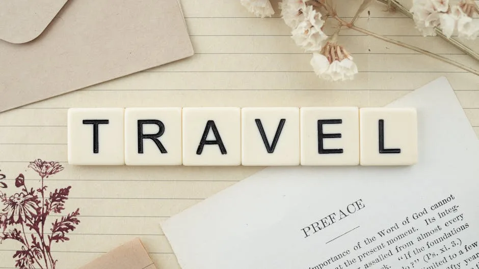 Buchstaben, die «TRAVEL» bilden, auf Papier und dekorativen Umschlägen