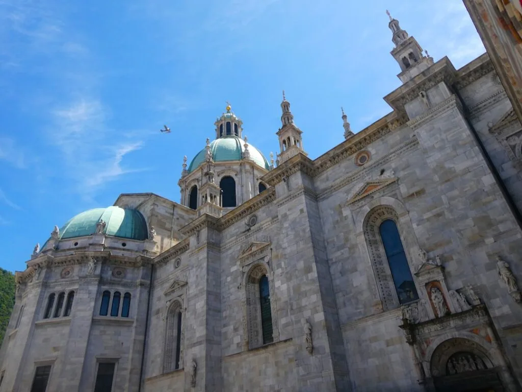 Fassade der Kathedrale von Como unter blauem Himmel am Comer See