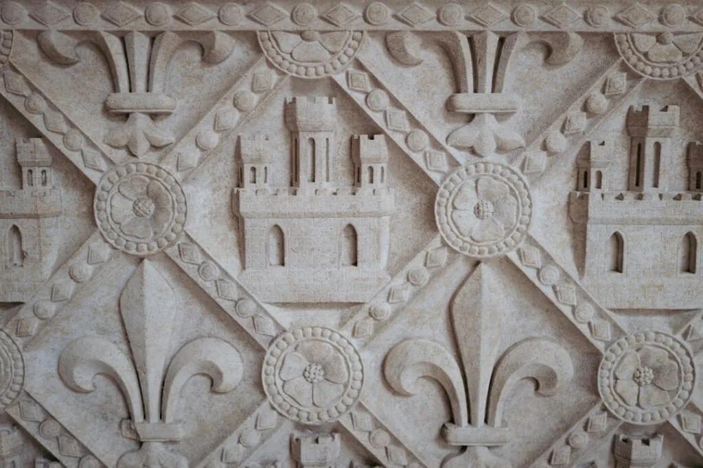 Detailreicher Steinrelief mit Burgenmotiv in einer Kirche am Comer See