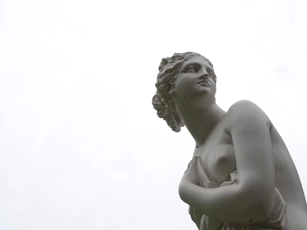 Marmorskulptur einer Frau, die nahe dem Comer See in den Himmel blickt