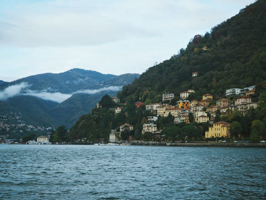 Maisons colorées accrochées à la colline au bord du Lac de Côme