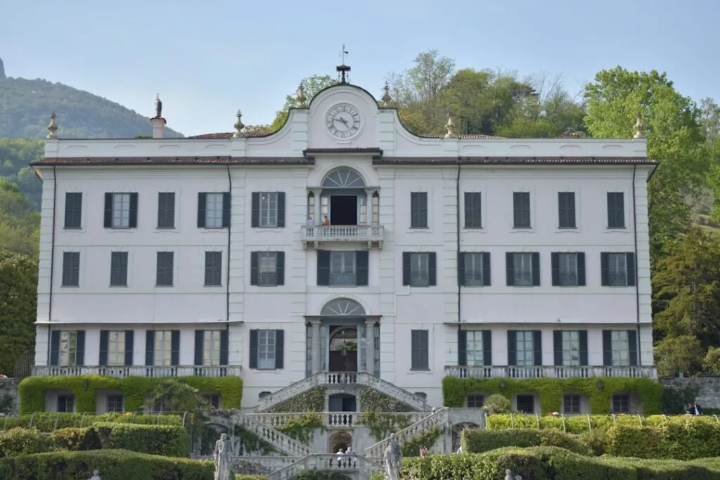 Façade symétrique d'une villa avec horloge et escaliers, Lac de Côme