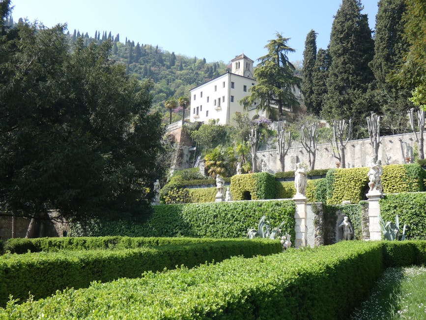 Jardins en terrasses avec statues et villa sur les hauteurs de Côme