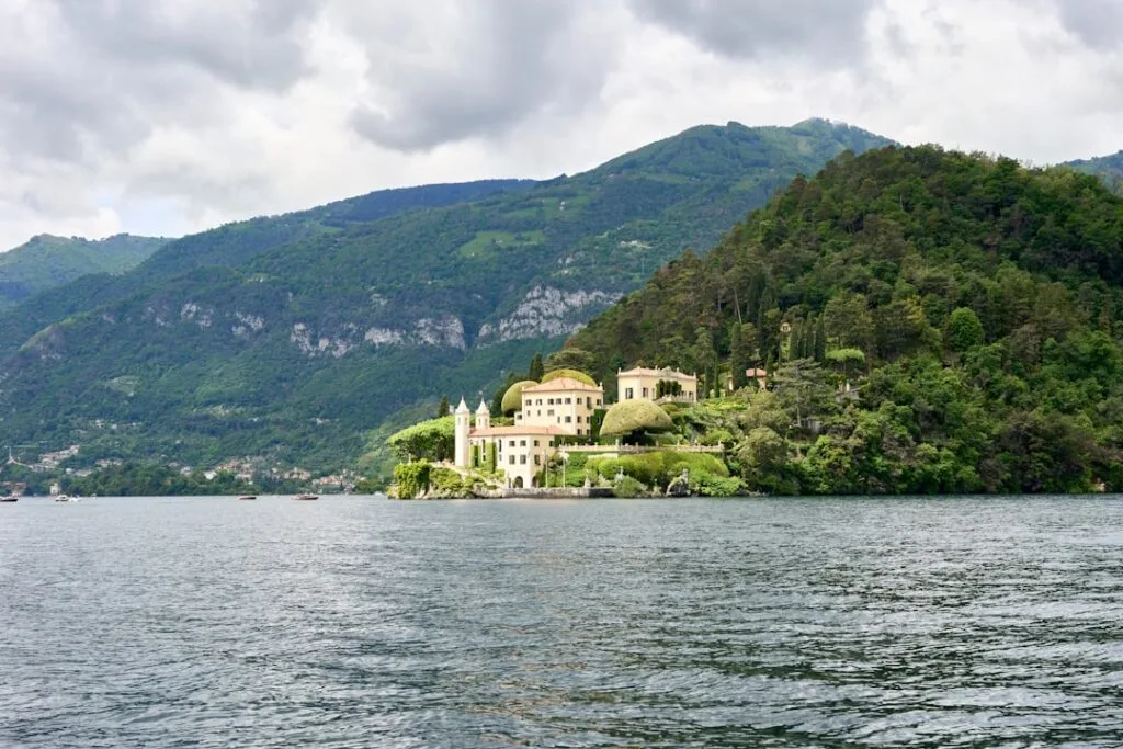 Villa historique sur un promontoire verdoyant au bord du Lac de Côme