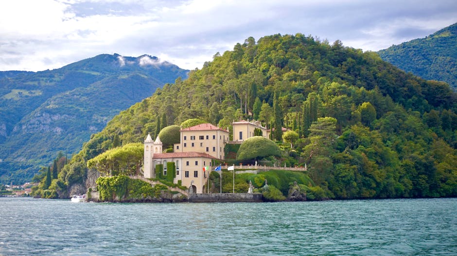 Villa pittoresque sur promontoire entouré d'arbres au Lac de Côme
