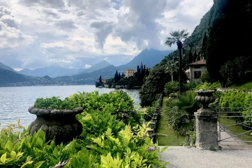 Allée de jardin et vases en pierre le long du rivage du Lac de Côme