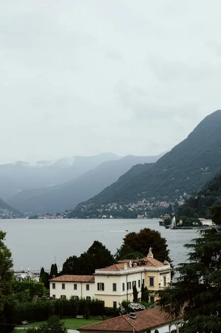 Vue panoramique du Lac de Côme et villas au bord de l'eau
