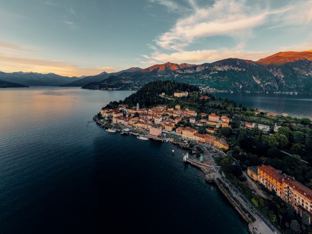 Veduta aerea di Bellagio all'ora dorata vista da una barca