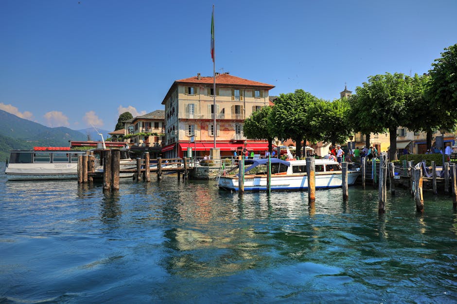 Arrivo del battello al lungolago storico di Bellagio