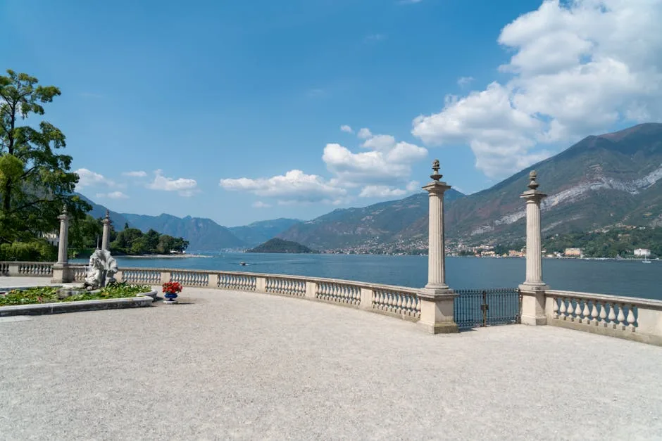 Promenade bordant le lac de Côme avec balustrade et colonnes néoclassiques