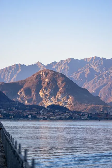 Berge im Abenddämmerungslicht über einem Dorf am Comer See.