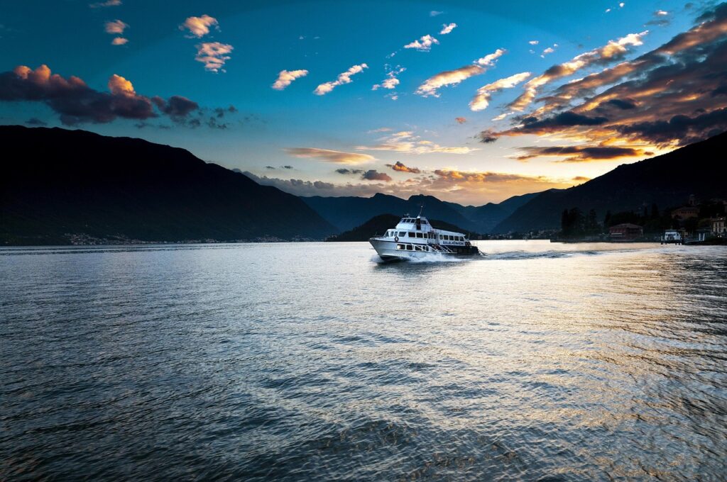 Coppia che gode del tramonto su una terrazza spa sul Lago di Como
