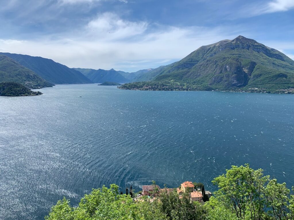 Sentiero sopra Varenna con vista sul lago