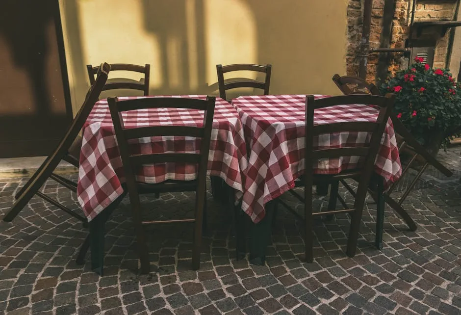 Table de trattoria avec nappes vichy rouges et chaises en bois, quartier de Côme