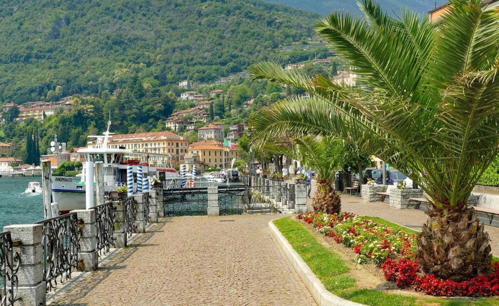 Passeggiata lungolago a Menaggio con montagne sullo sfondo