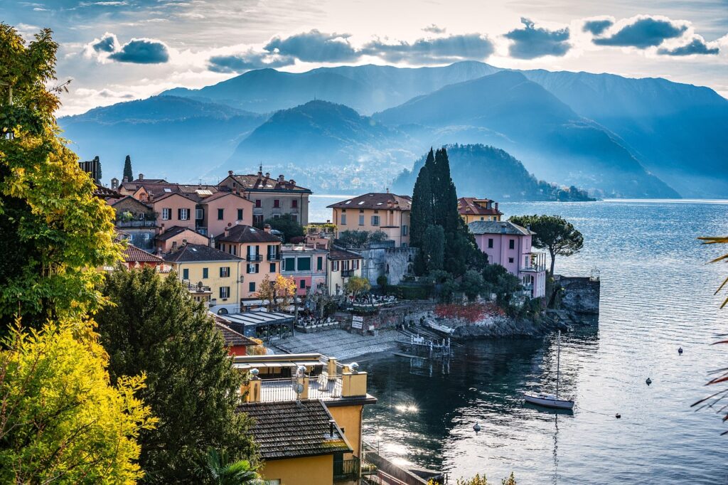 Piscina termale all'aperto con panorama montano sul Lago di Como