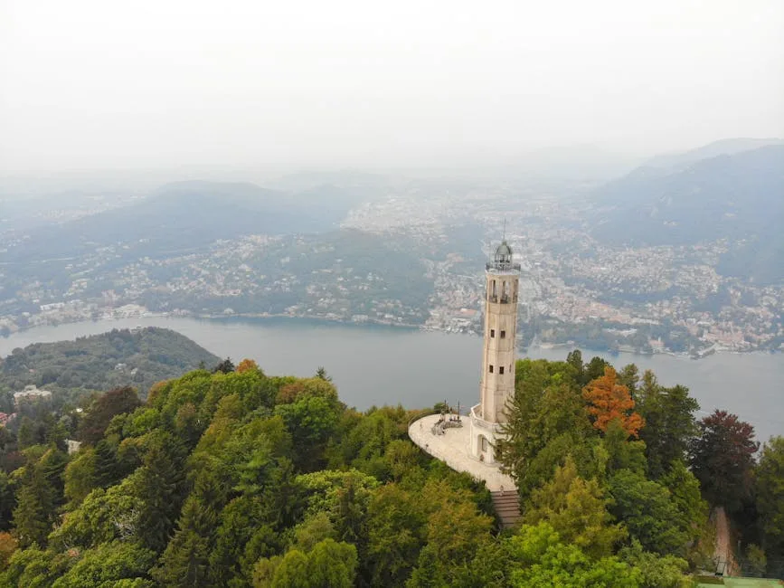 Der Leuchtturm von Brunate (Faro Voltiano) hoch über der Stadt und dem Comer See.