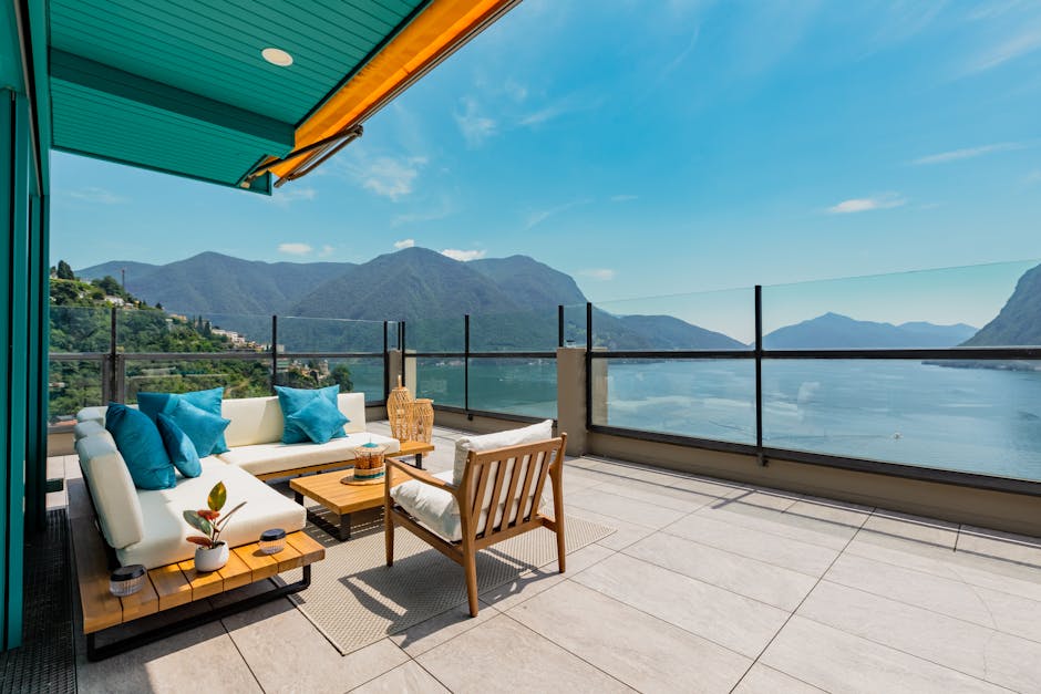 Piccola spa d'hotel con jacuzzi esterna e terrazza sul Lago di Como