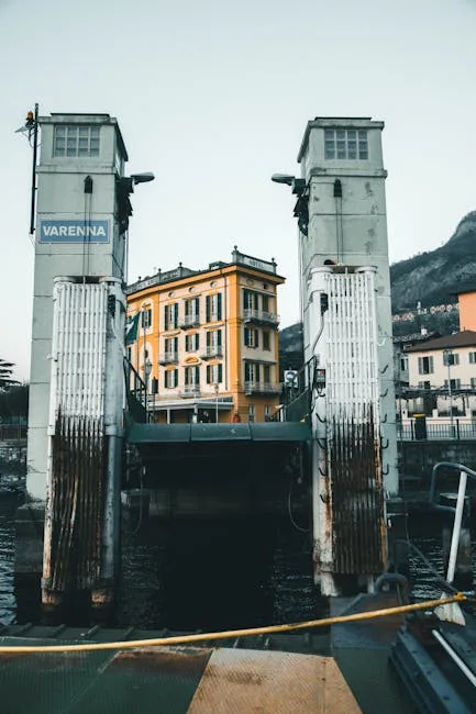 Varenna-Anlegestelle mit gelbem Gebäude im Hintergrund.