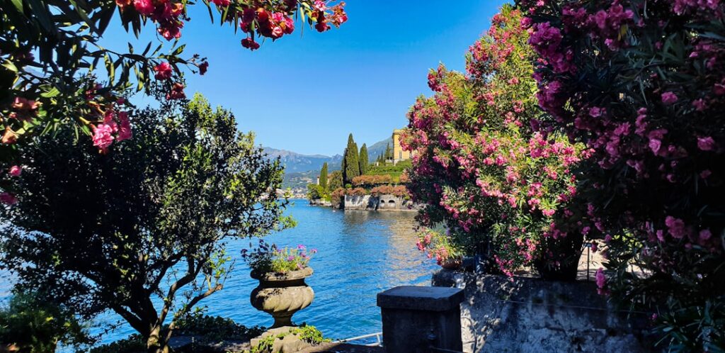 Giardino terrazzato di Villa Cipressi con zona relax spa all'aperto
