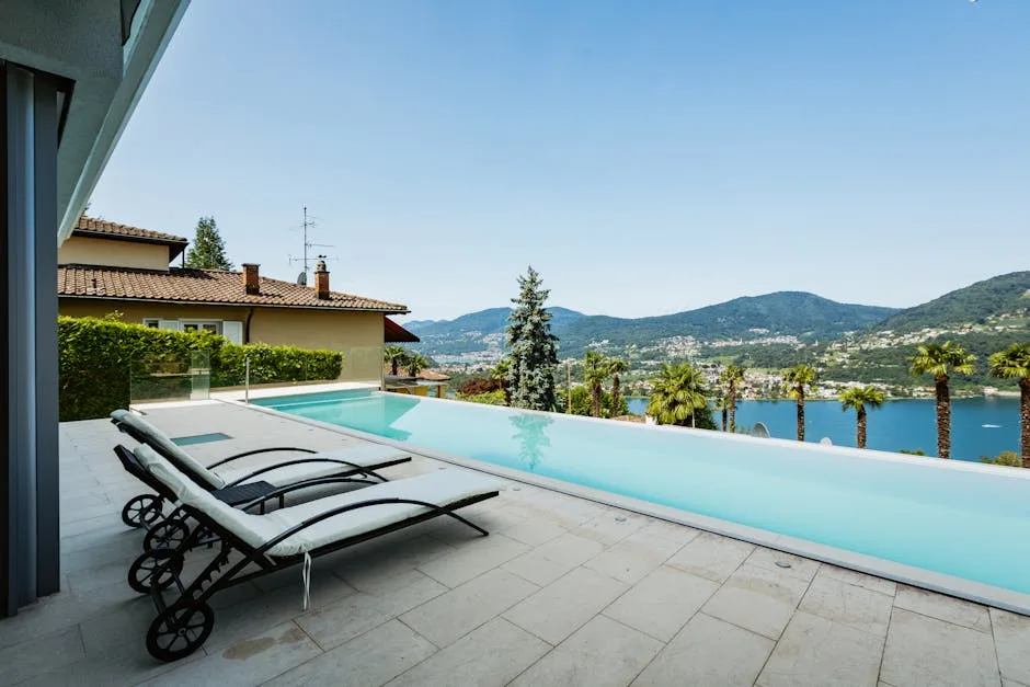 Infinity-Pool mit Liegen und Aussicht auf den Comer See