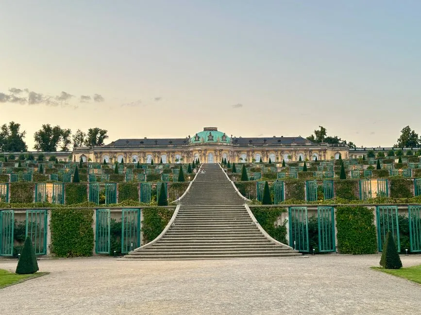 Grand escalier central bordé de jardins en terrasses d'une villa, Lac come